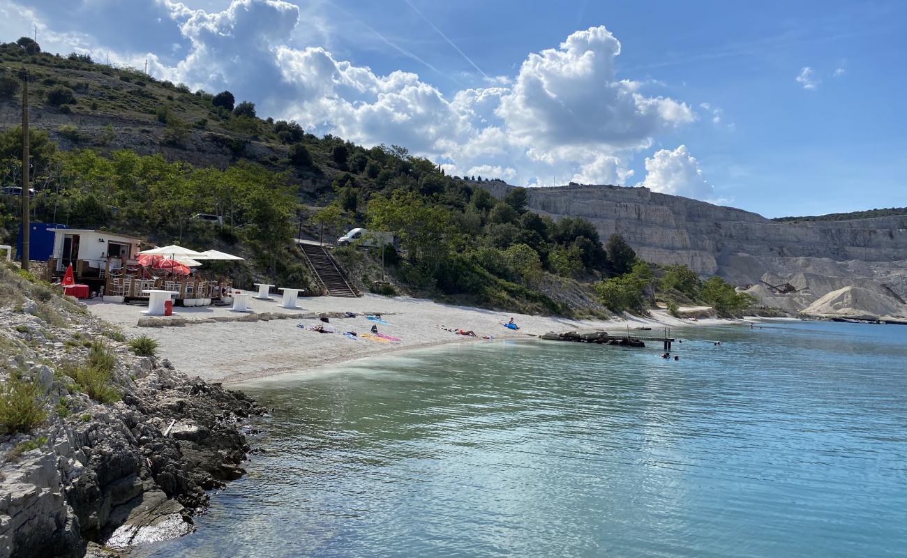 Photo de Rakalj Beach avec caillou clair de surface