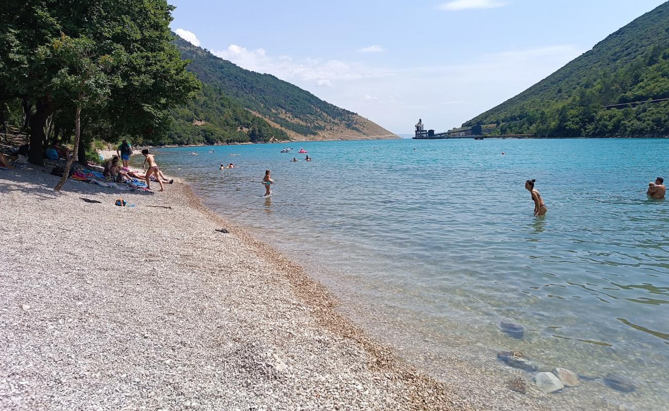 Photo de Plomin Beach avec caillou fin gris de surface