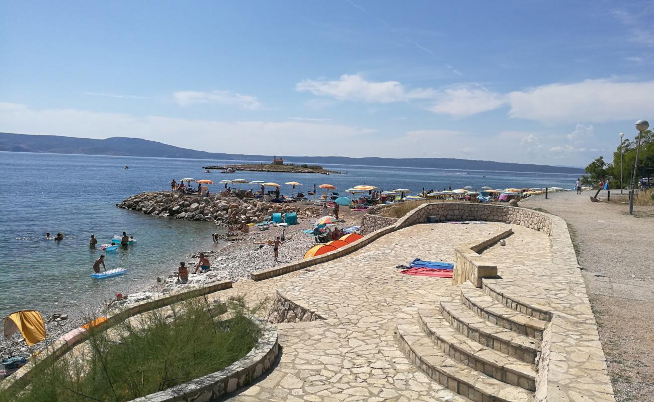 Photo de Lopar Beach avec roches de surface