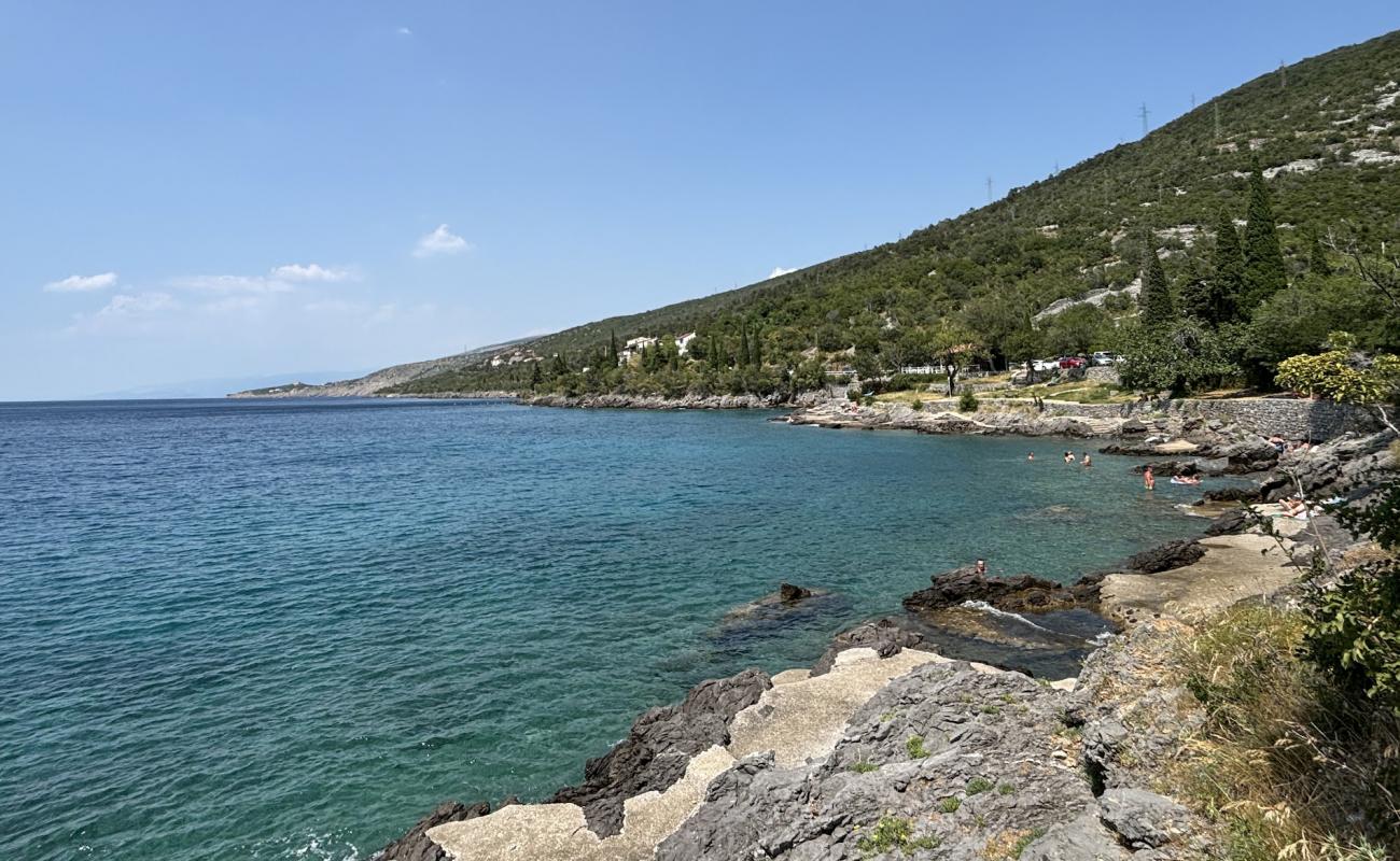 Photo de Kalic Beach avec roches de surface