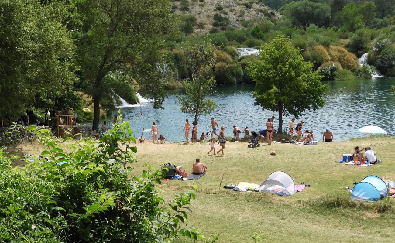 Photo de Zrmanja Beach avec herbe de surface
