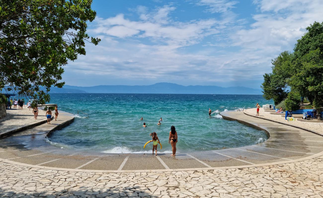 Photo de Haludovo Beach avec béton de surface