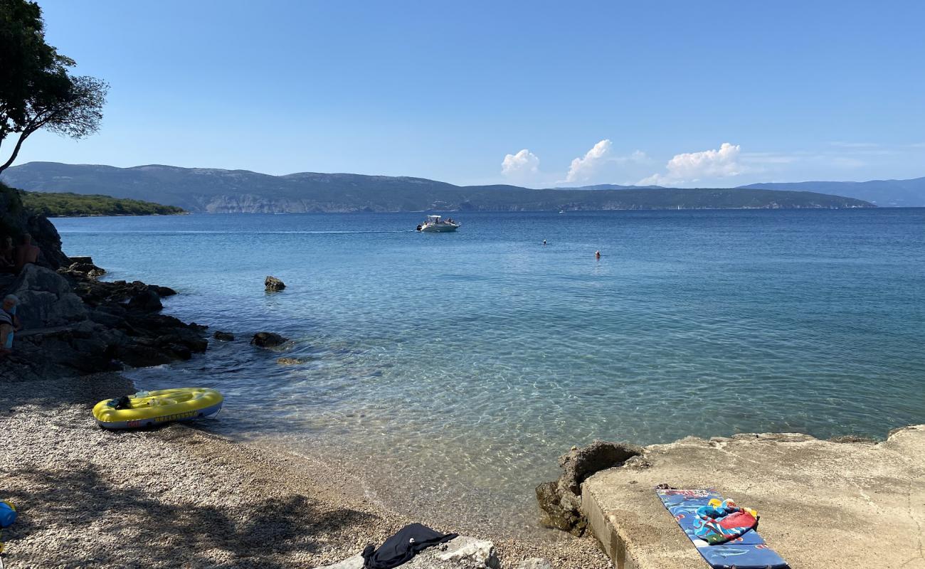 Photo de Uvala Cavlena Beach avec caillou fin gris de surface