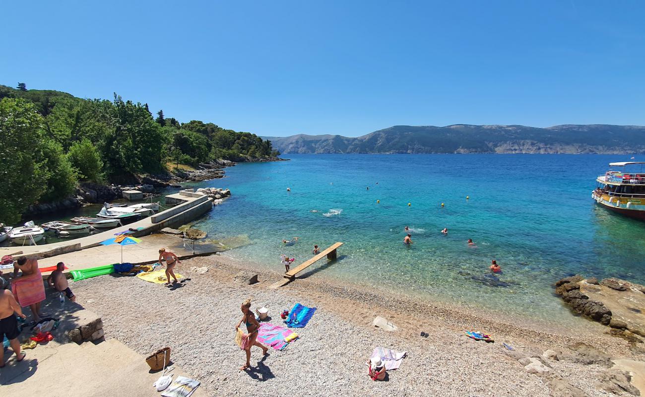 Photo de Glavotok Port Beach avec caillou fin gris de surface