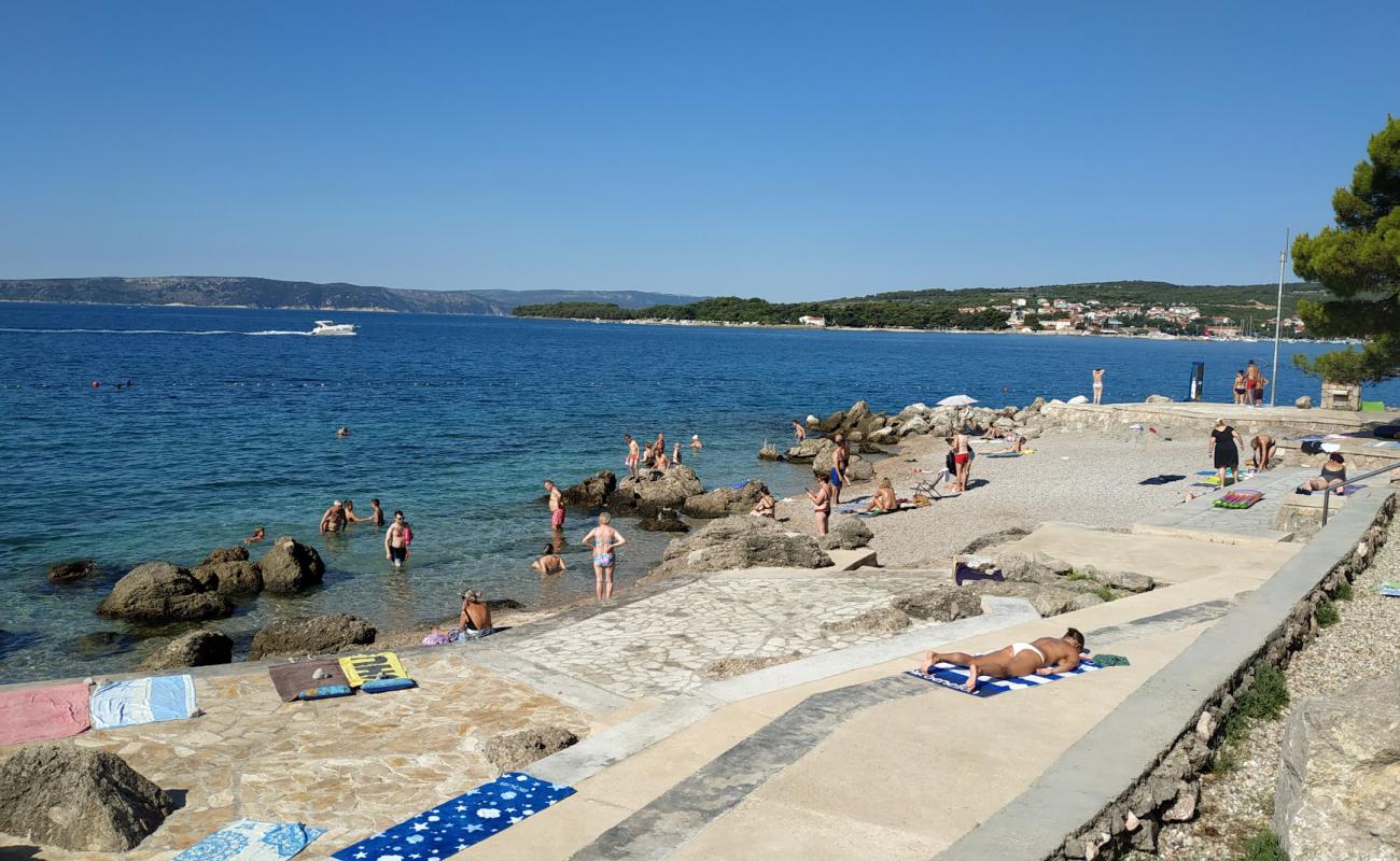 Photo de Koralj Beach avec caillou fin gris de surface