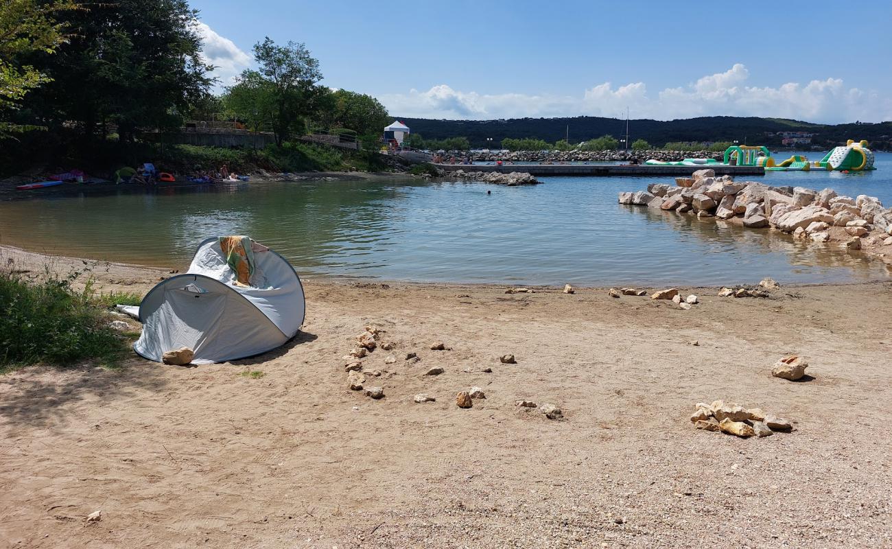 Photo de Soline Bay avec sable lumineux de surface