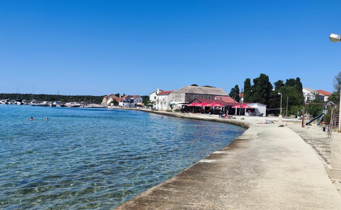 Photo de Olib Beach avec roches de surface