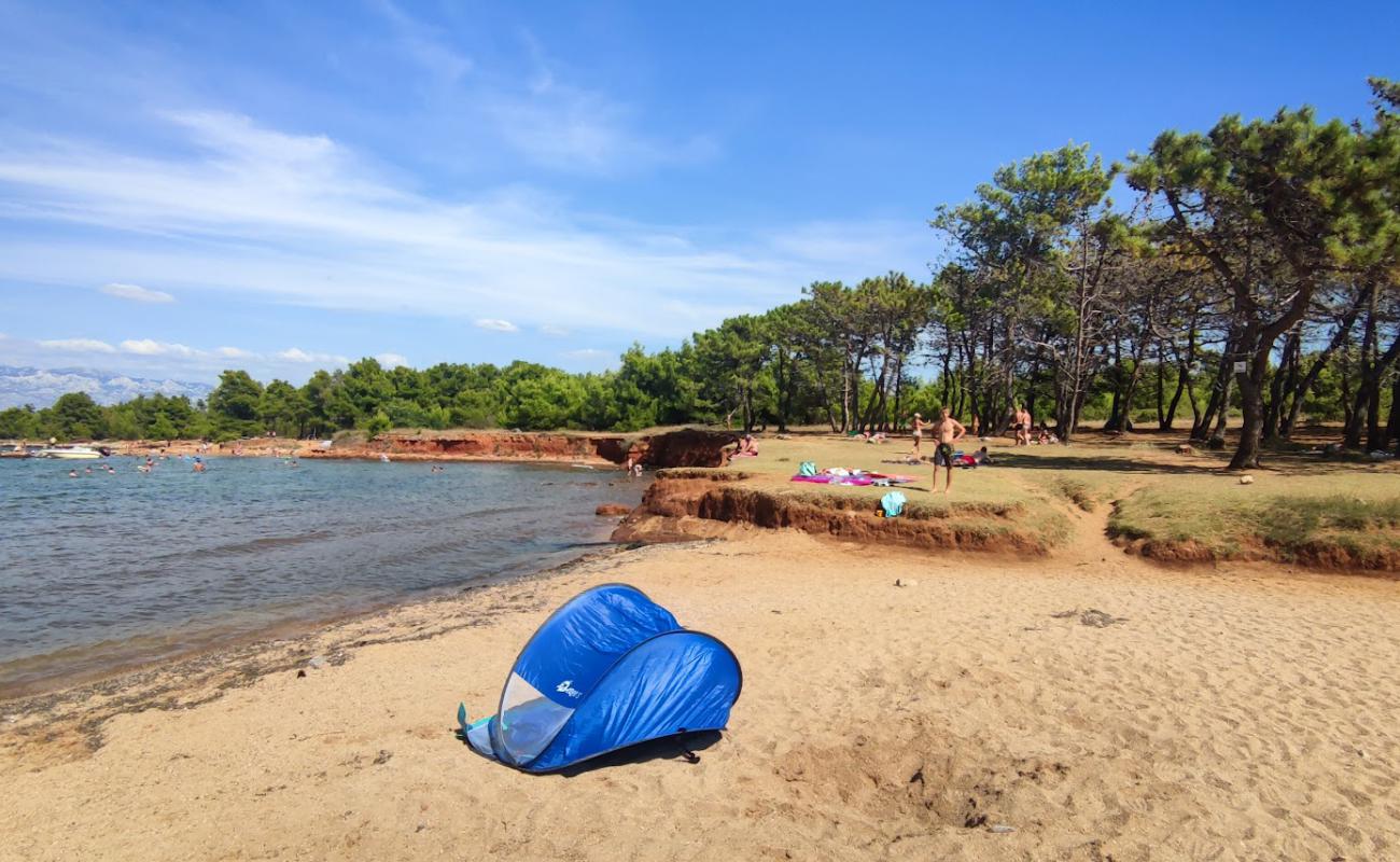 Photo de Plaza Skrpinica avec sable lumineux de surface