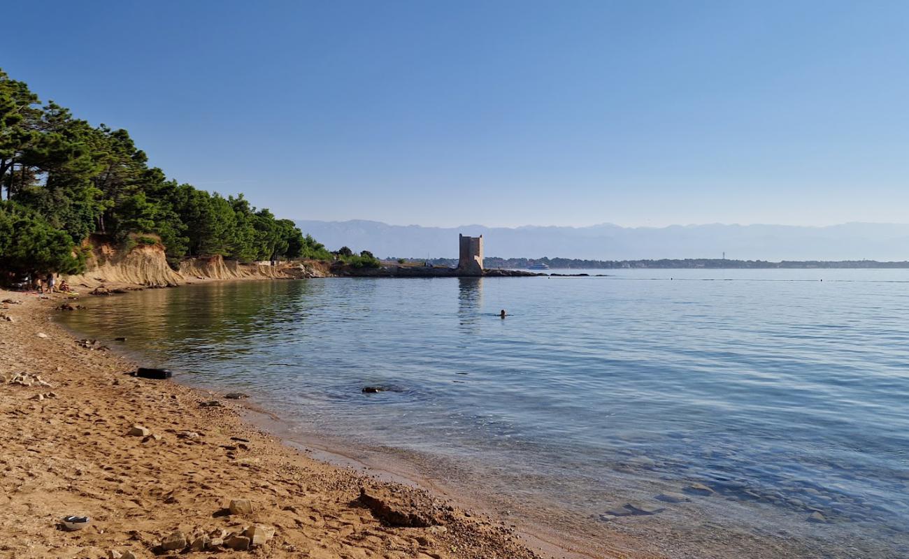 Photo de Plaza Kastelina avec sable gris avec roches de surface