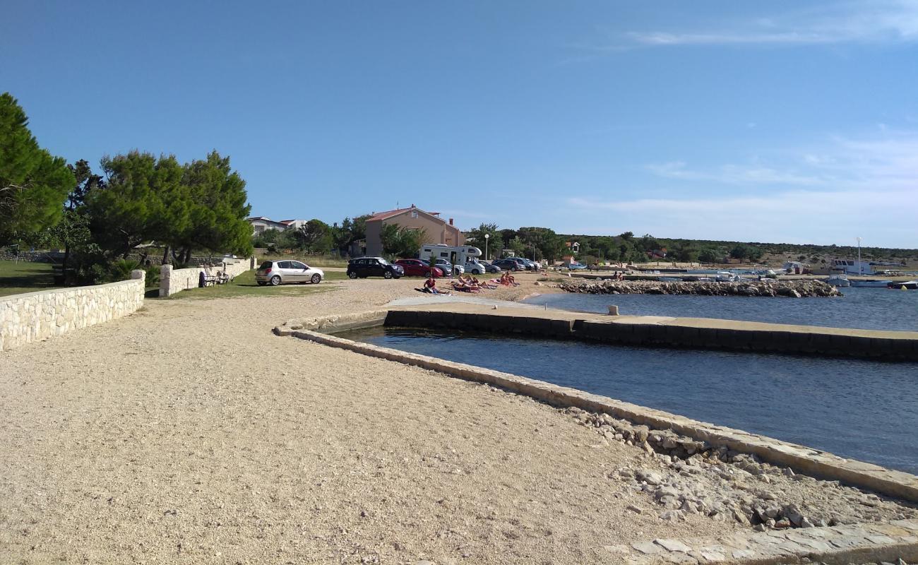 Photo de Port of Proboj Beach avec sable gris avec roches de surface