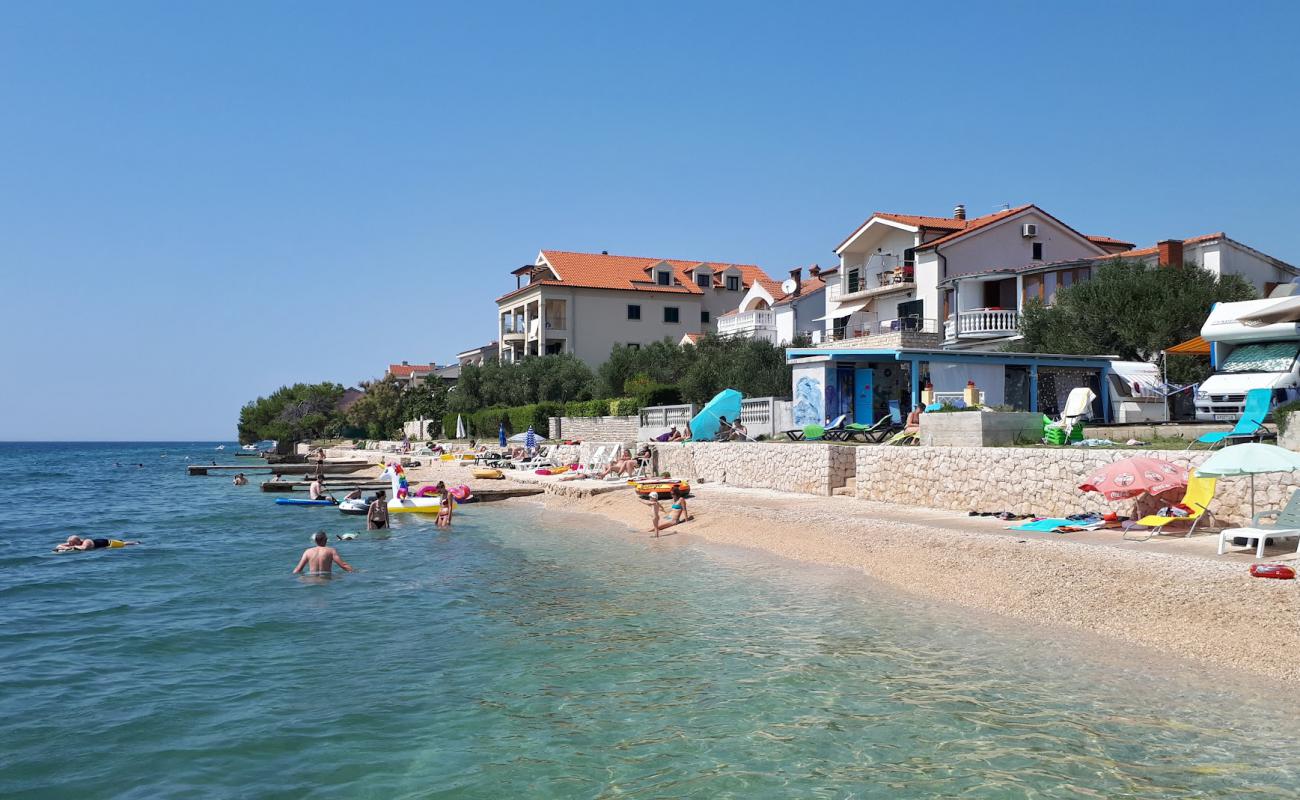 Photo de Dido Beach avec petits galets beige de surface