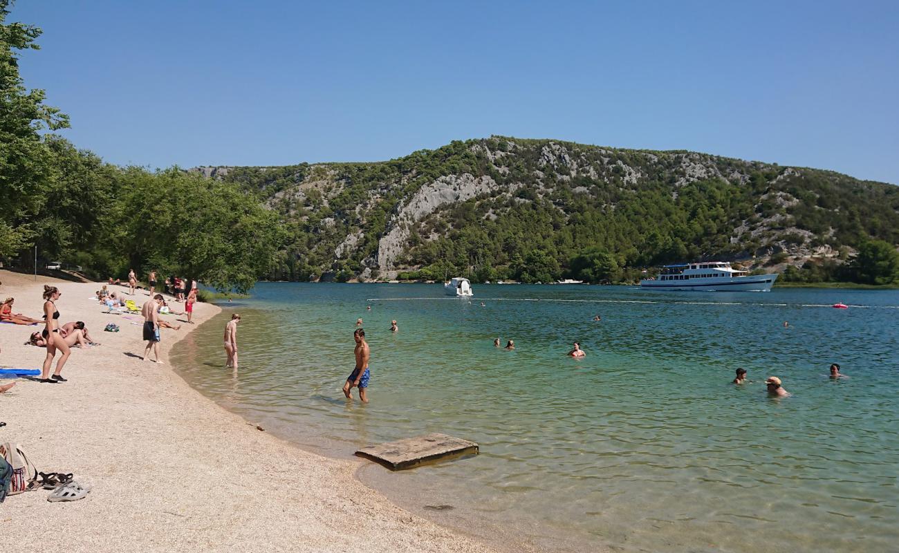 Photo de City Beach Skradin avec caillou fin clair de surface