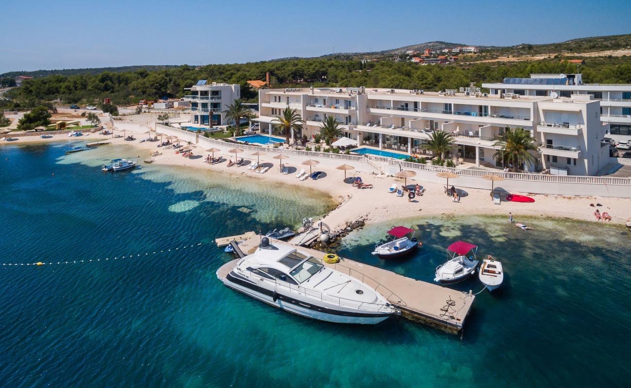 Photo de Perla Beach avec caillou fin clair de surface