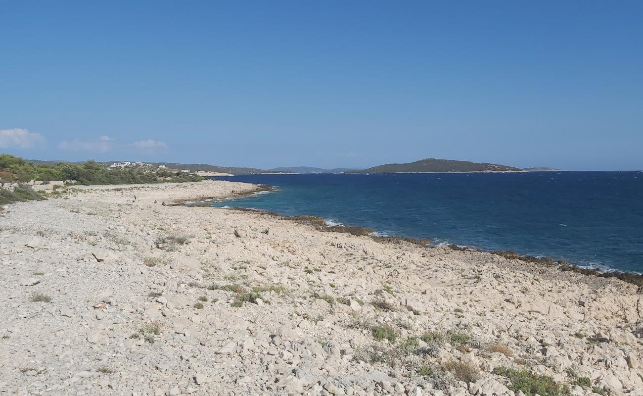 Photo de Zaline Beach avec roches de surface