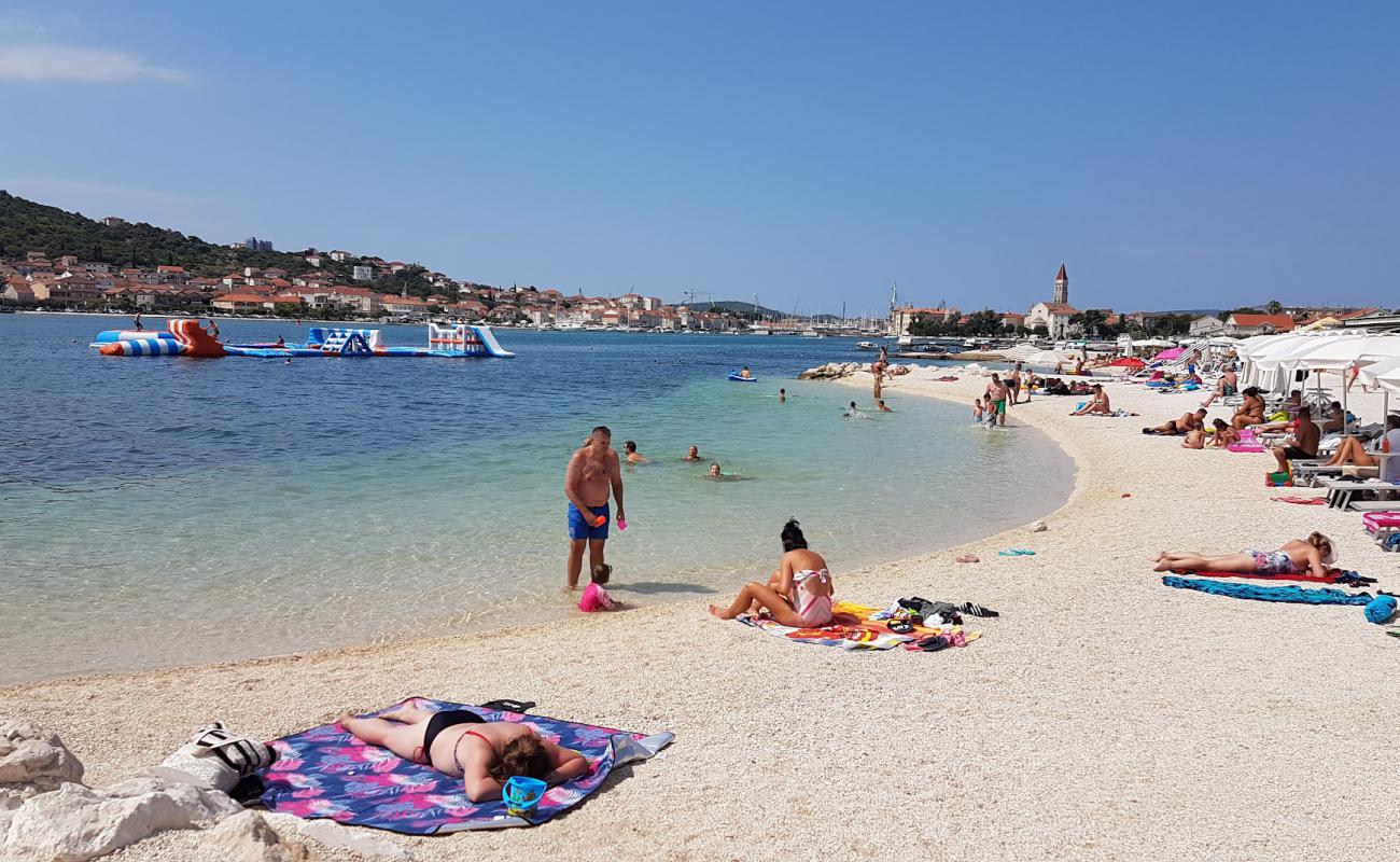 Photo de Gradska Plaza Trogir avec caillou fin clair de surface