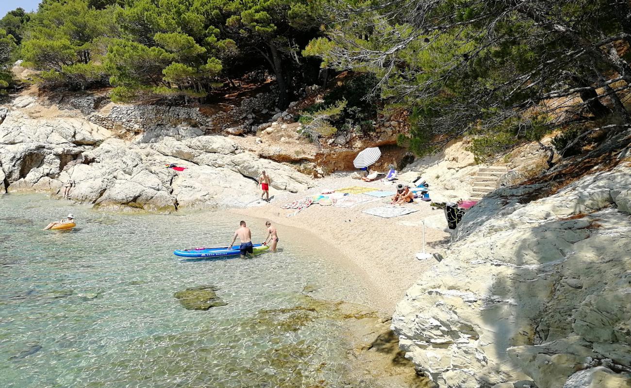 Photo de Plaza Pasnjak avec caillou fin clair de surface