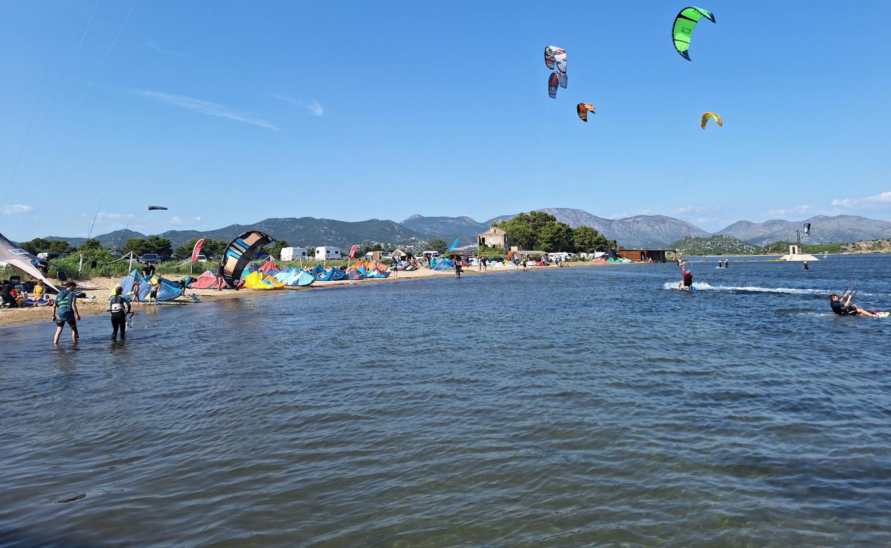 Photo de Neretva Delta Beach avec sable lumineux de surface