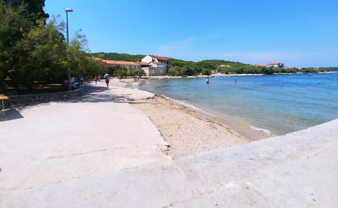 Photo de Plaza Banj avec sable lumineux de surface