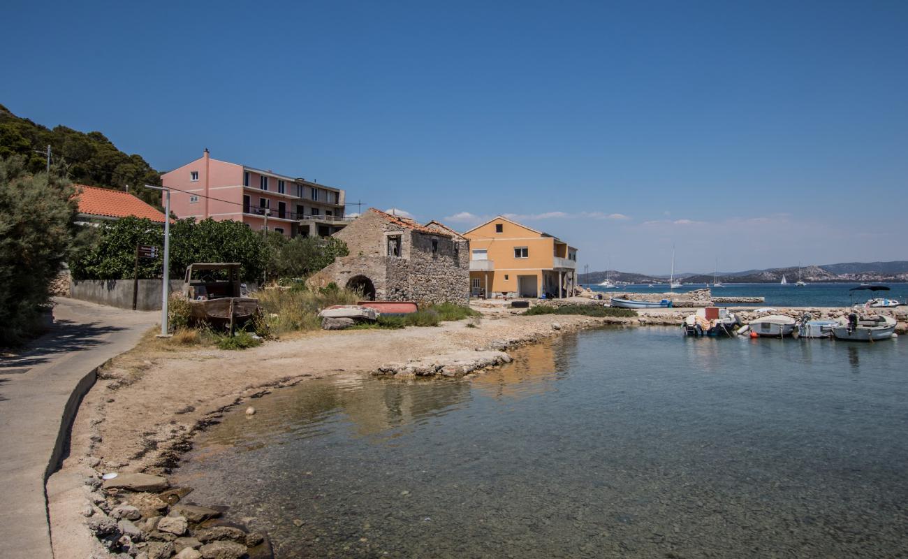 Photo de Vrgada Beach avec terrain rocheux de surface