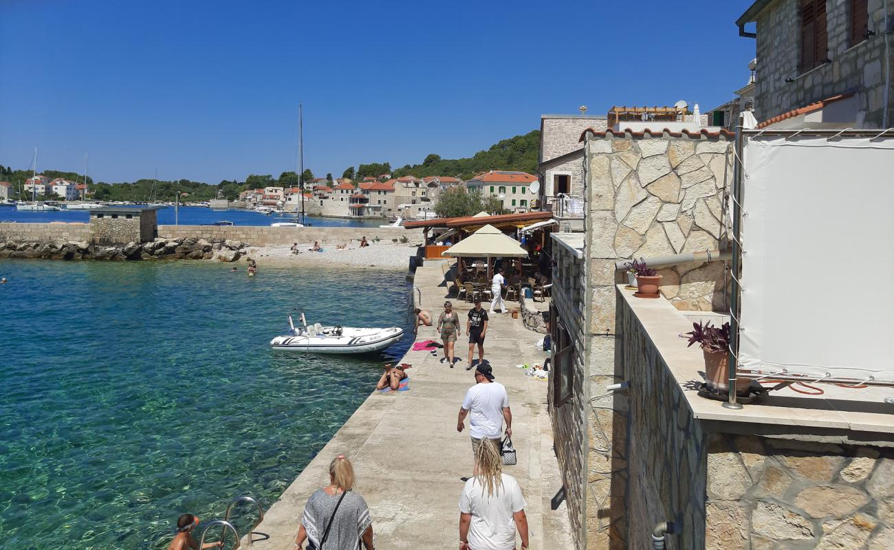 Photo de Prvis Luka Beach avec béton de surface