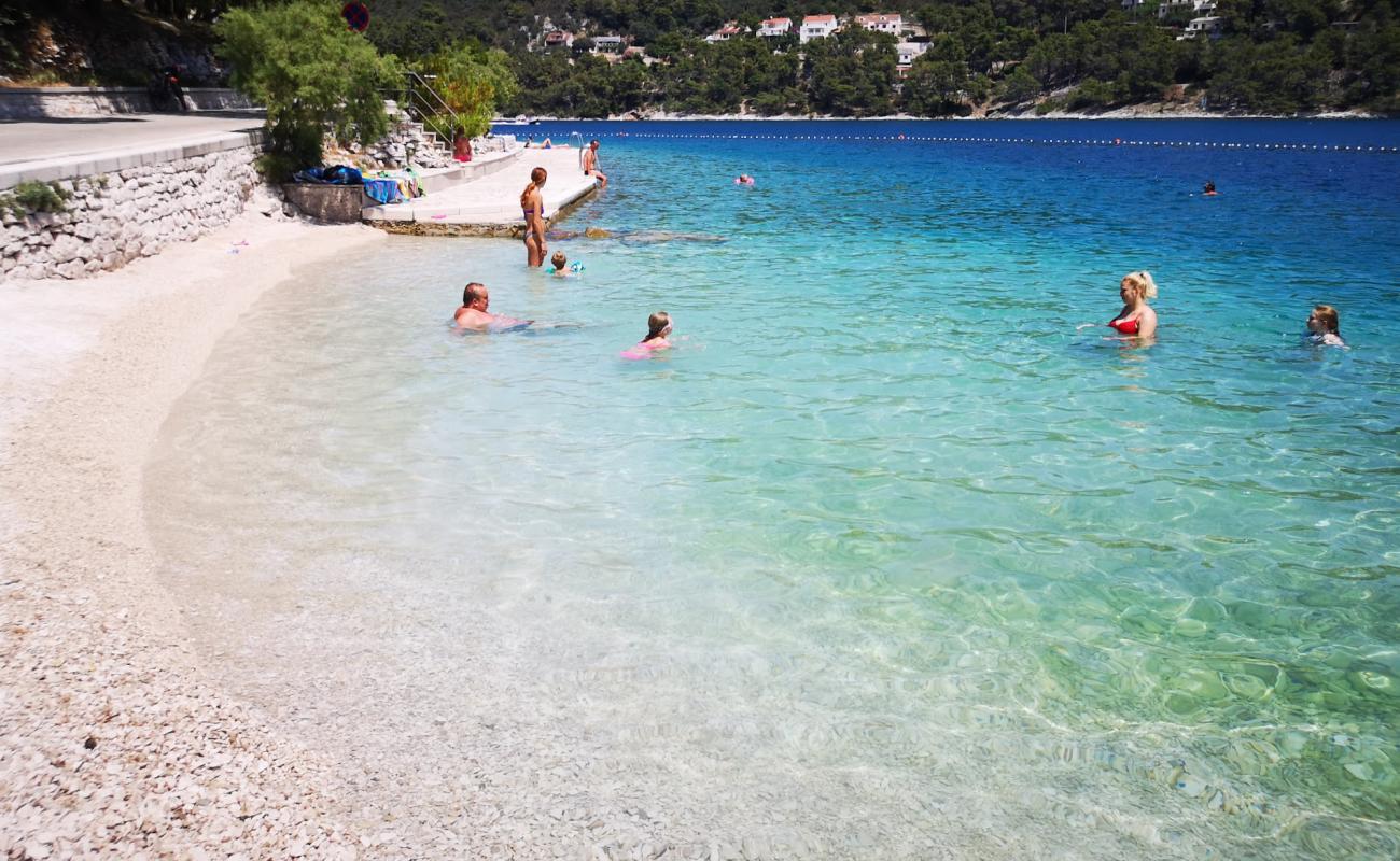 Photo de Sveti Rok Beach avec petits galets gris de surface