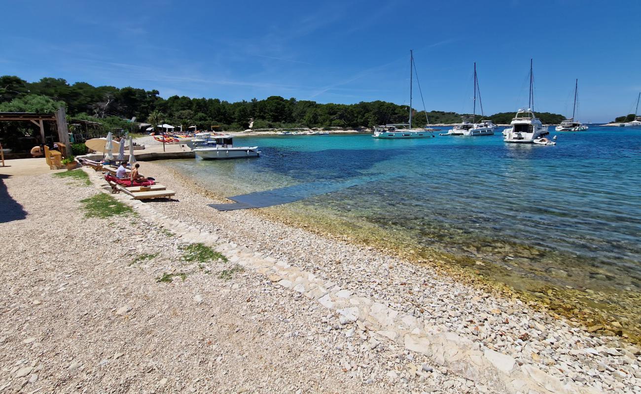 Photo de Tri Grede Bay avec roches de surface