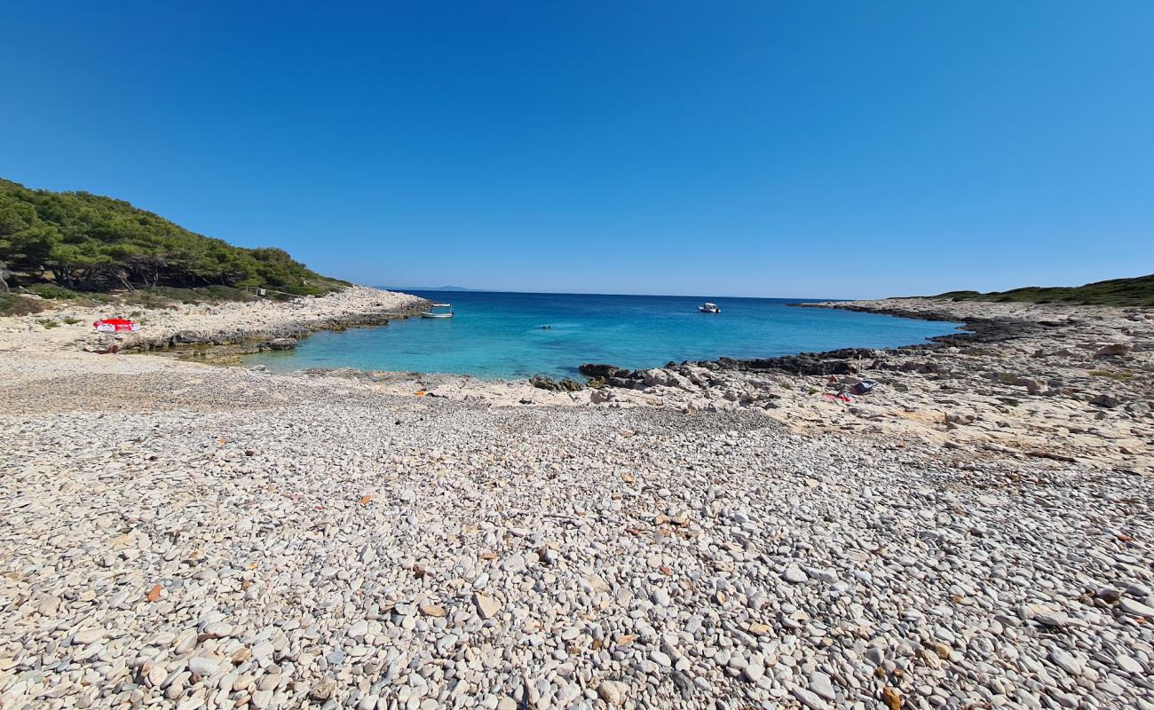 Photo de Jerolim Beach avec roches de surface