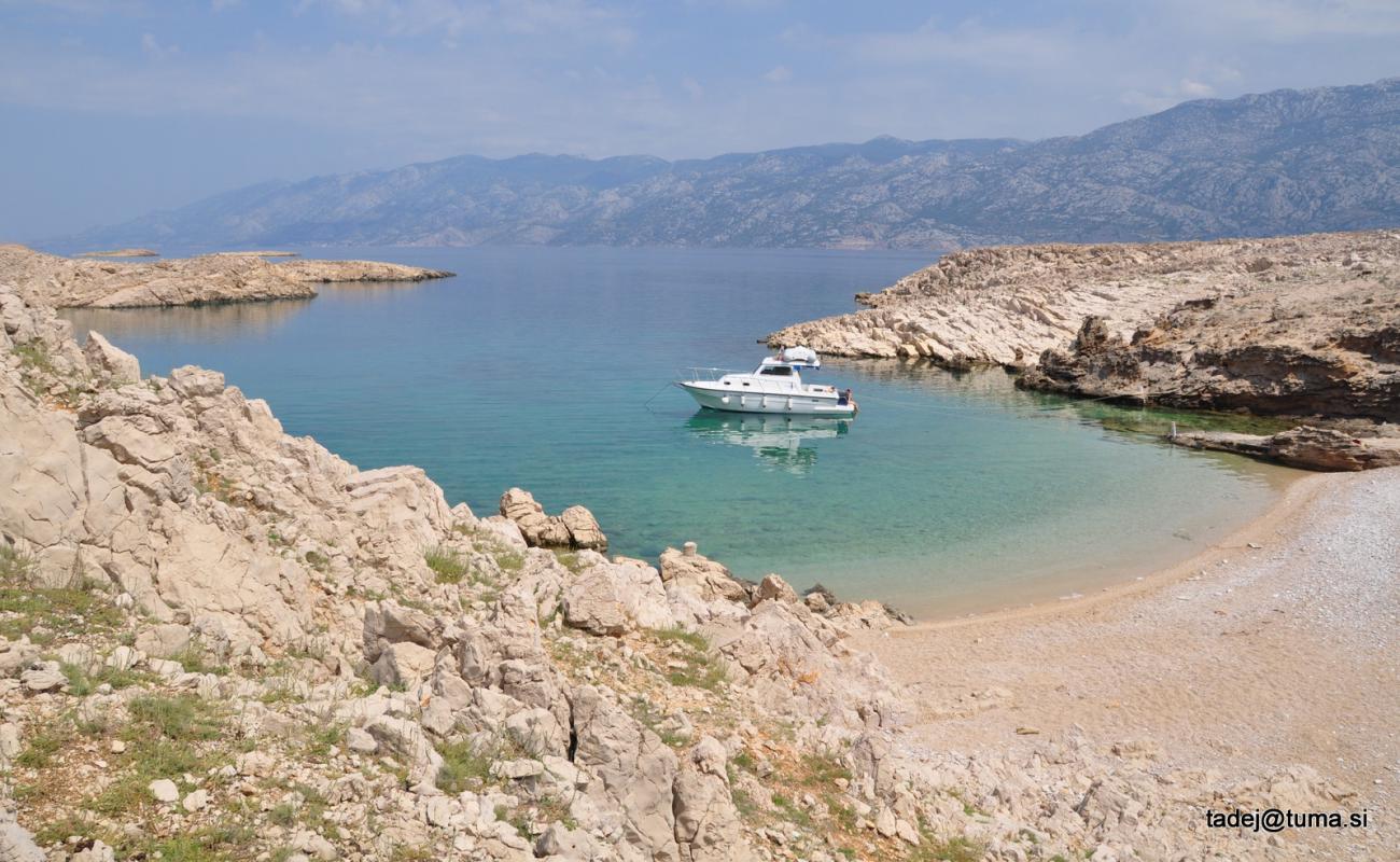 Photo de Slana Bay avec roches de surface