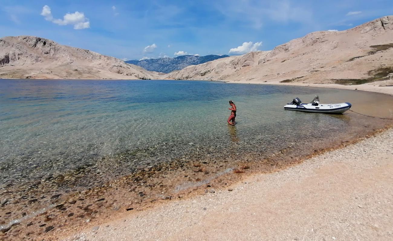 Photo de Plaza Susac avec sable brillant et rochers de surface