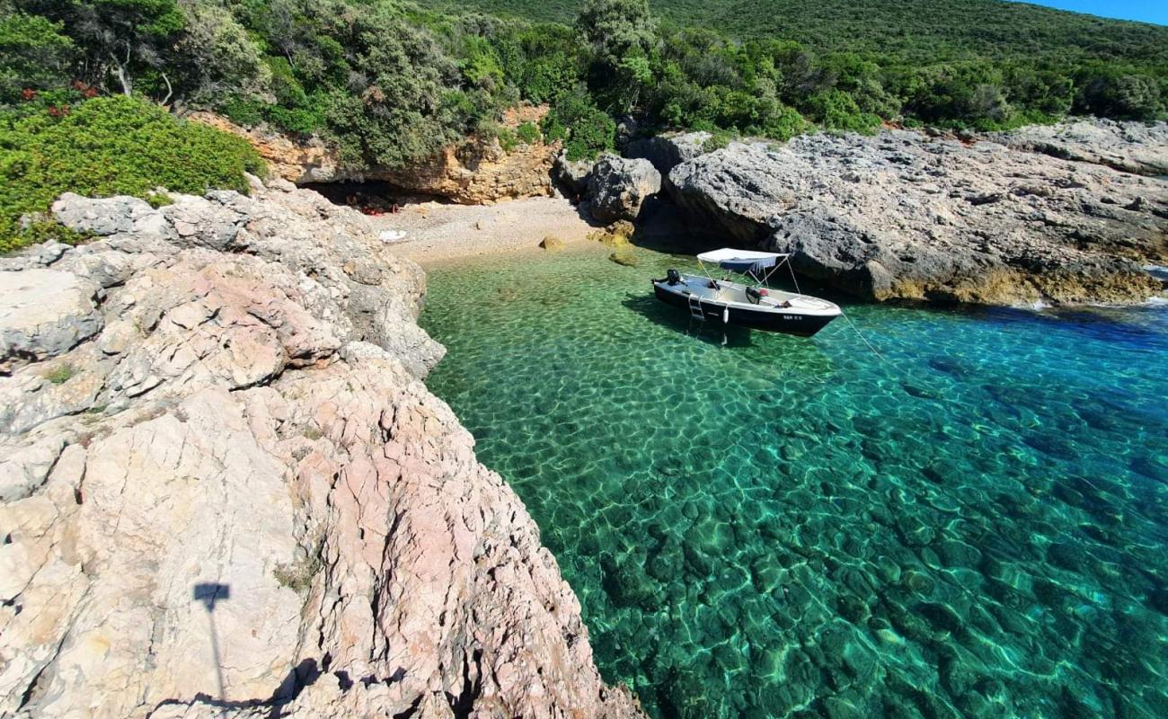 Photo de Elfik beach avec caillou clair de surface