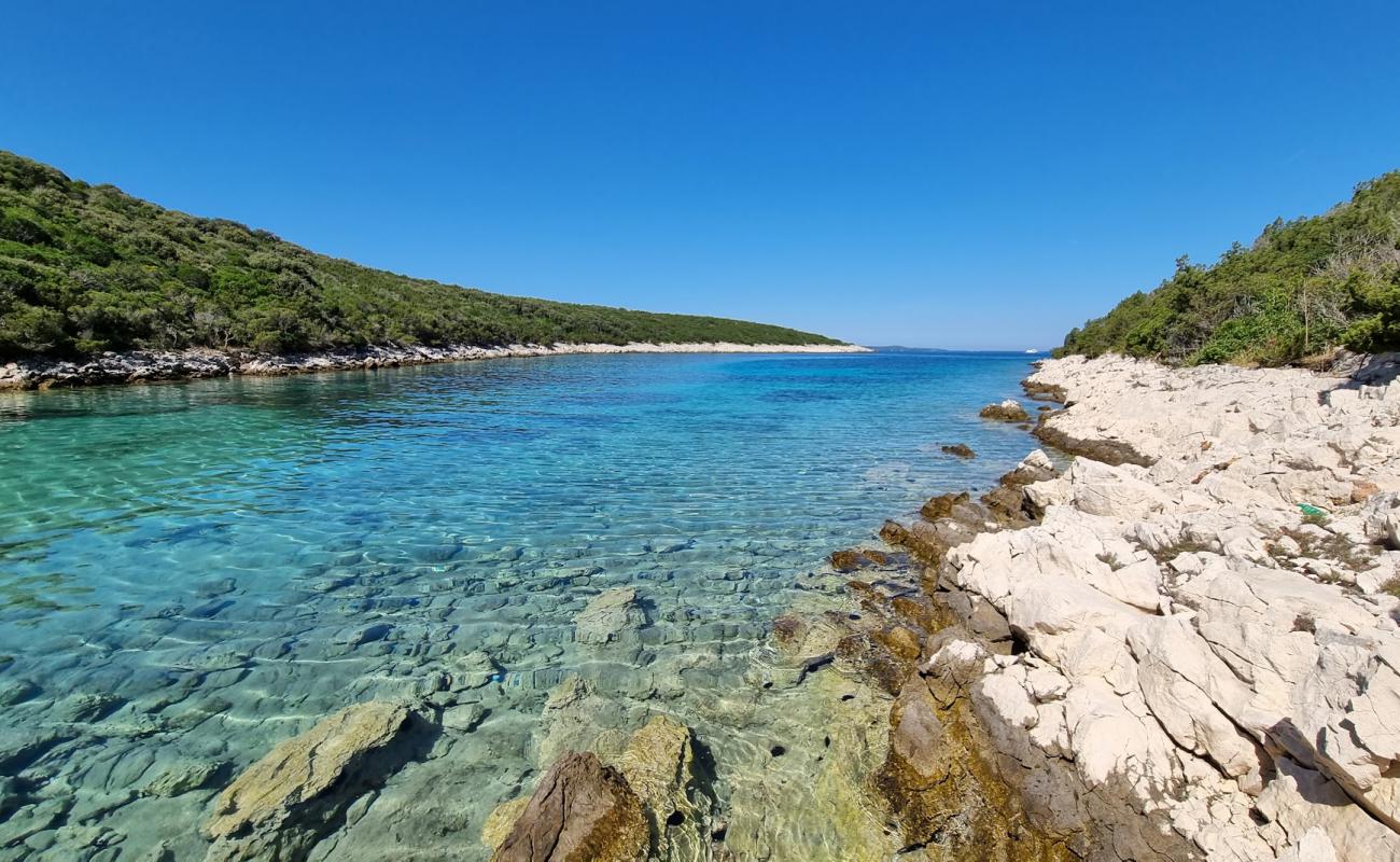 Photo de Uvala Mavrela avec roches de surface