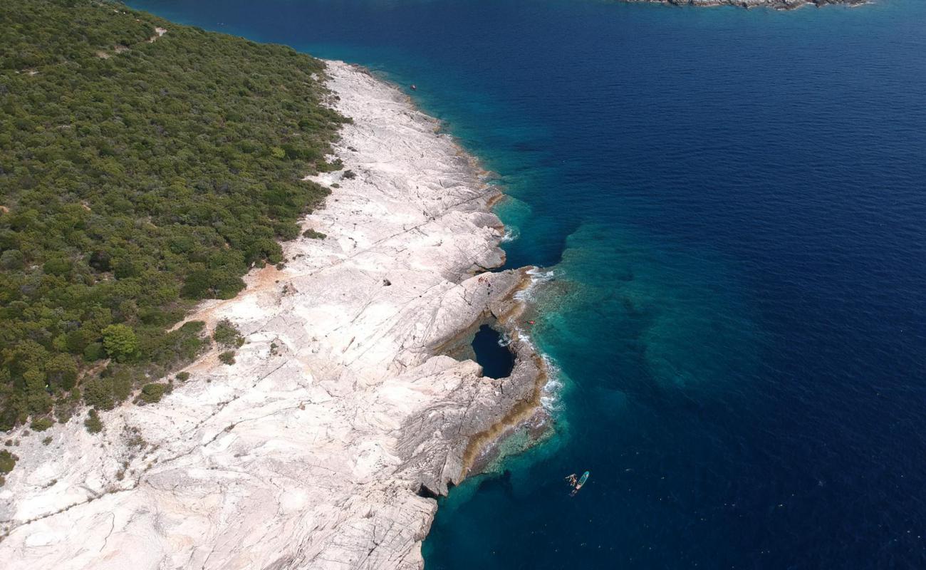 Photo de Dragon's Eye Sea Cave avec roches de surface