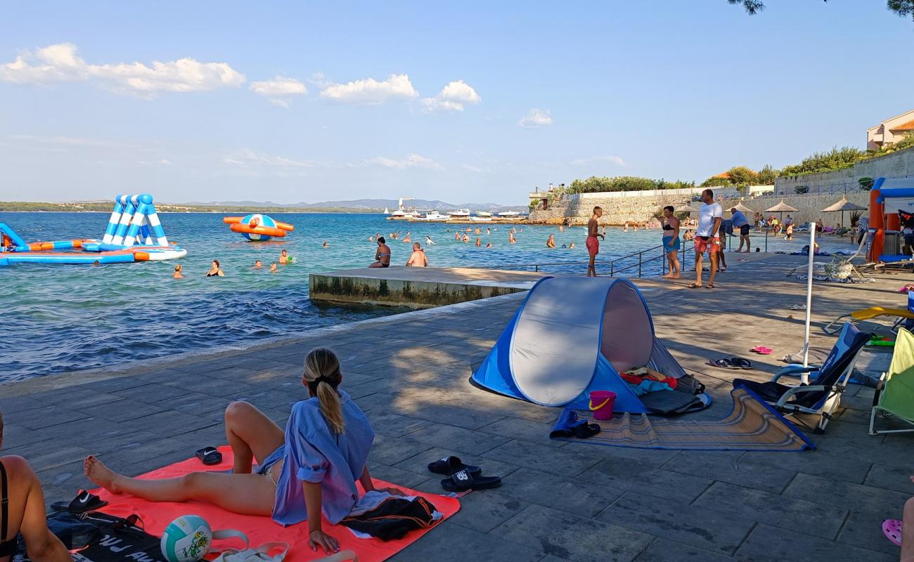 Photo de Juzna Plaza Tkon avec béton de surface