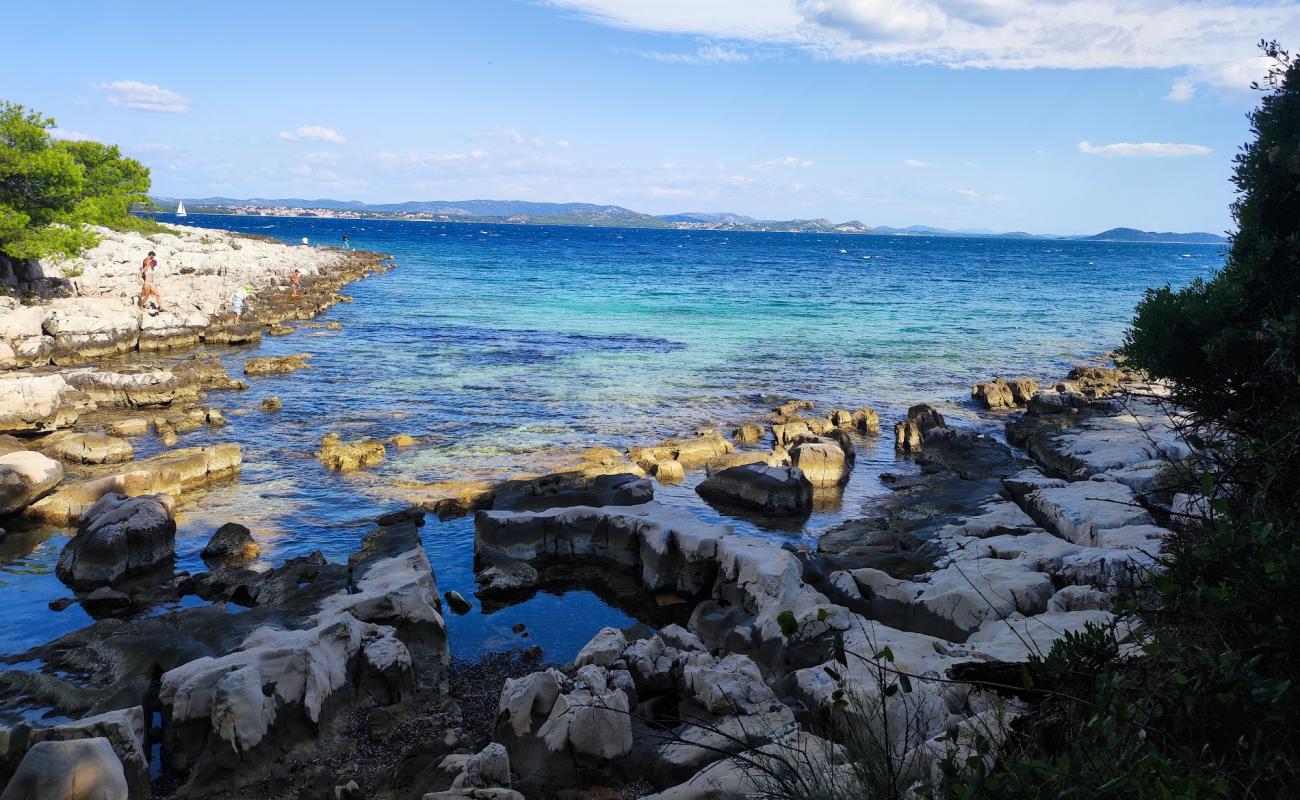 Photo de Uvala Zeline avec roches de surface