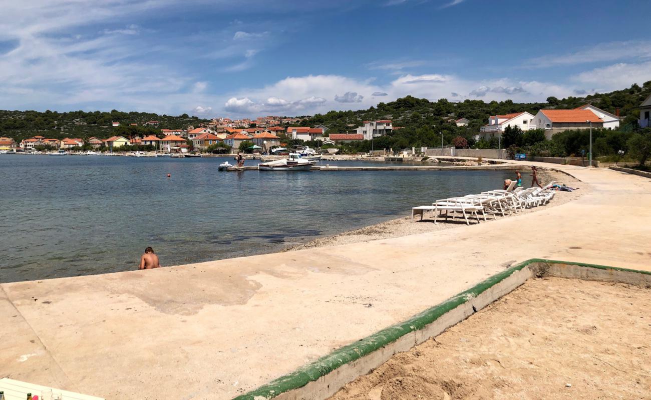 Photo de Polokva Beach avec caillou fin clair de surface