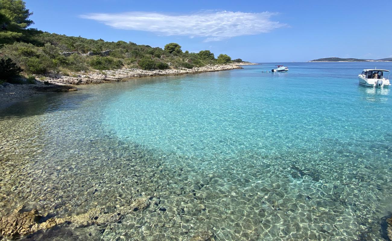 Photo de Mala Rina Beach avec roches de surface