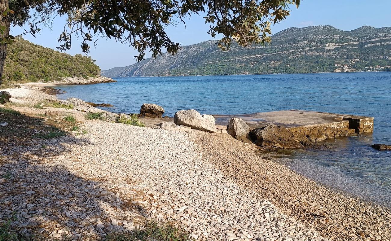 Photo de Beach Tri Zala, Korcula avec roches de surface