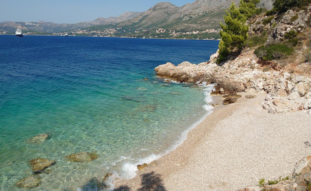 Photo de FKK Nudist Beach Cavtat avec caillou fin clair de surface