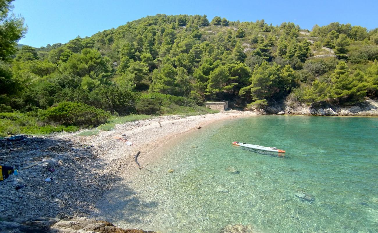 Photo de Slatina Bay avec terrain rocheux de surface