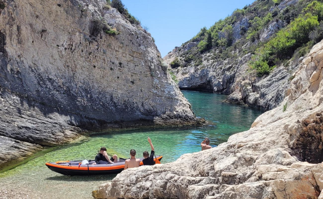 Photo de Mala Pritiscina Beach avec caillou clair de surface