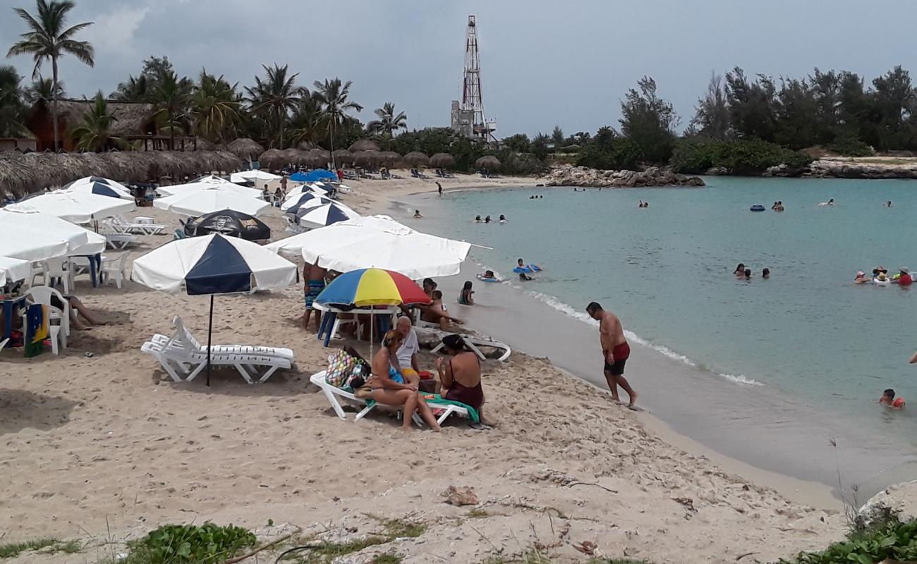 Photo de Playa de Tarara avec sable fin et lumineux de surface