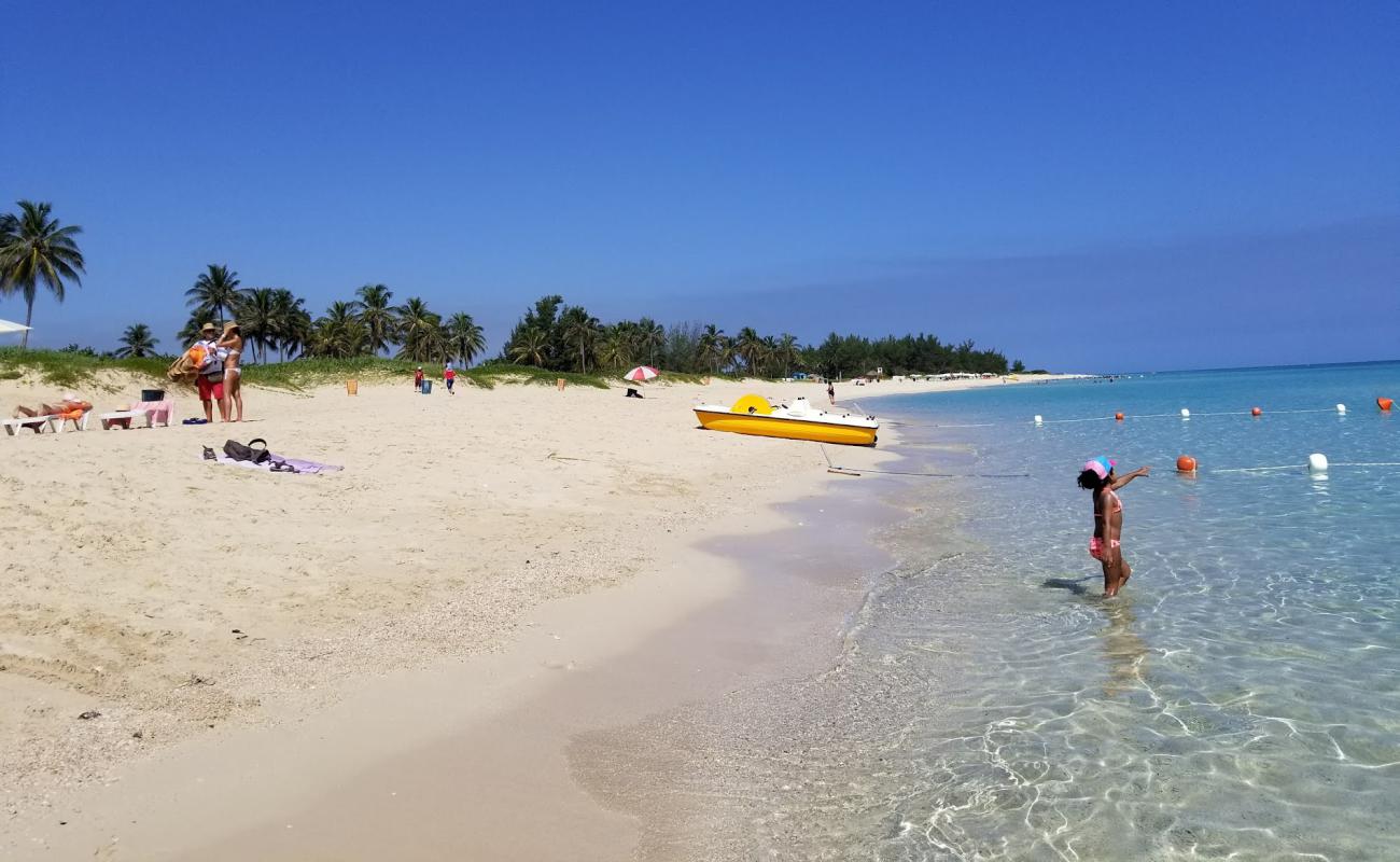 Photo de Playa Megano avec sable lumineux de surface