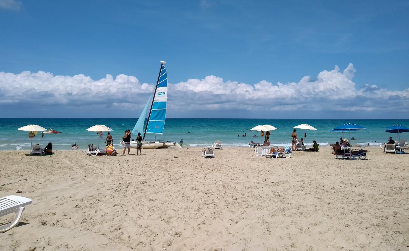 Photo de Guanabo beach avec sable beige fin de surface
