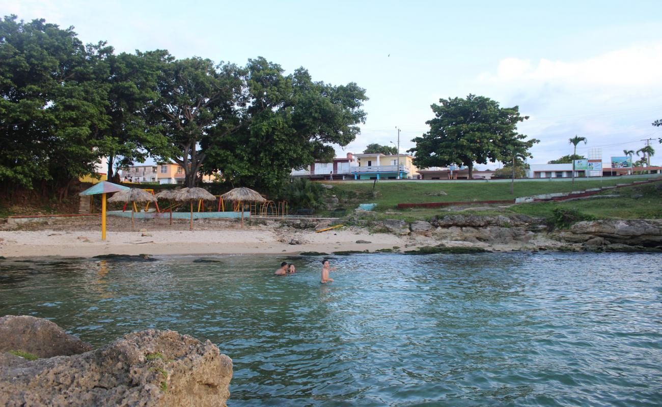 Photo de El Allende beach avec sable beige & pierres de surface