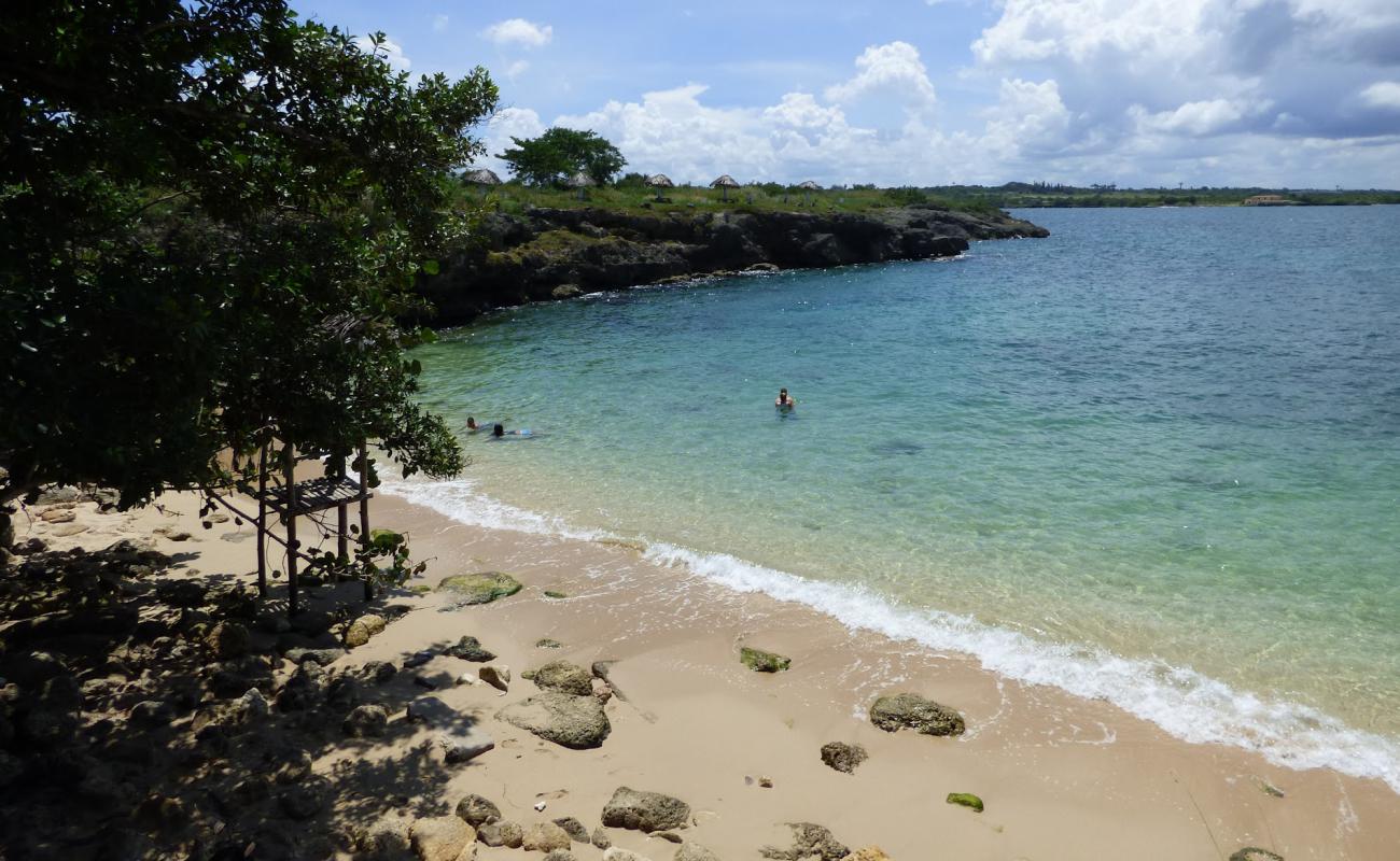 Photo de Mamey beach avec sable fin et lumineux de surface