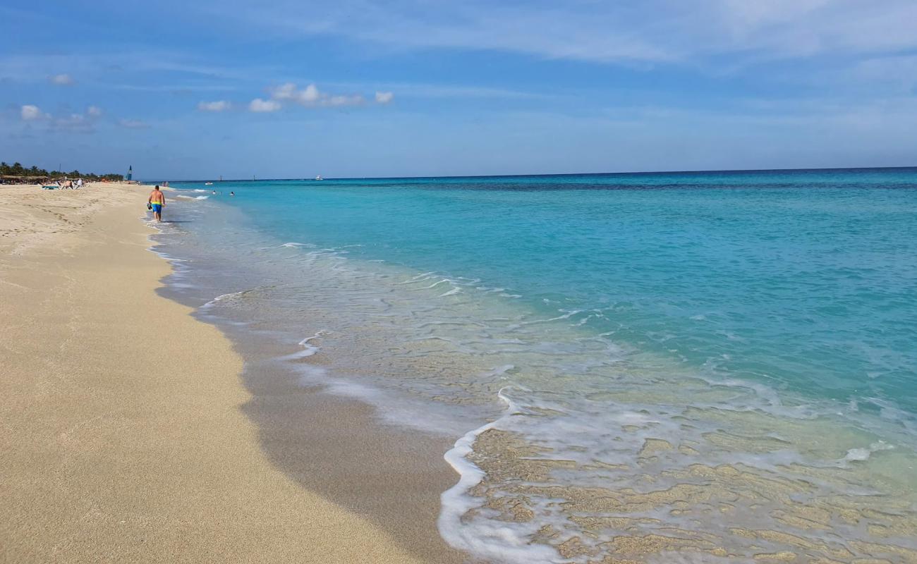 Photo de Varadero beach V avec sable beige fin de surface