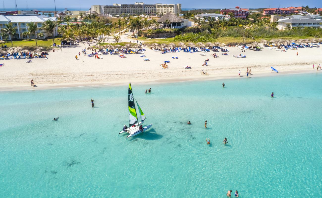 Photo de Plage de Mangoncito avec sable beige fin de surface