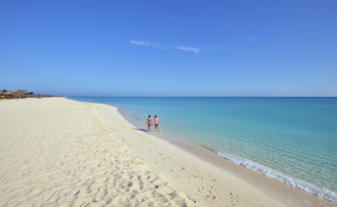 Photo de Plage de Cayo Santa Maria avec sable fin et lumineux de surface