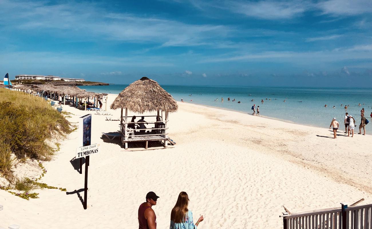 Photo de Plage de Pilar avec sable fin blanc de surface