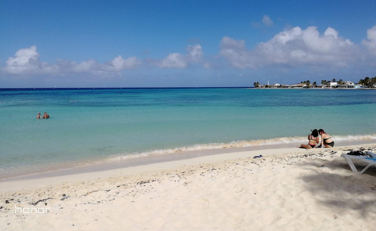 Photo de Playa Bonita avec sable fin et lumineux de surface